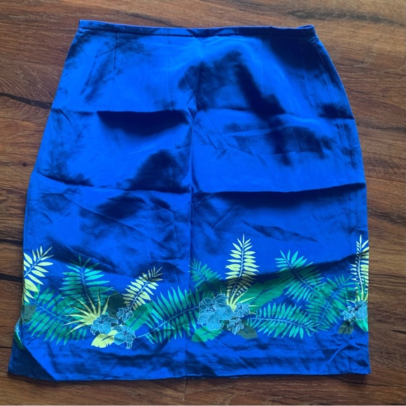 Casual Corner size 10 silk skirt with tropical theme - Picture 3 of 5